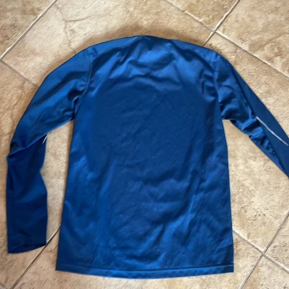 4 Under Armour heat gear short sleeves shirts, 1 adidas long sleeve - Picture 16 of 17